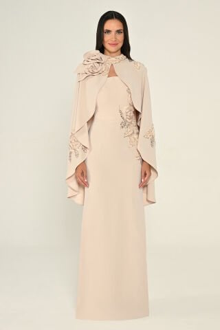 Pelerinli İçi Straplez Çiçek Aksesuarlı Krep Uzun Elbise