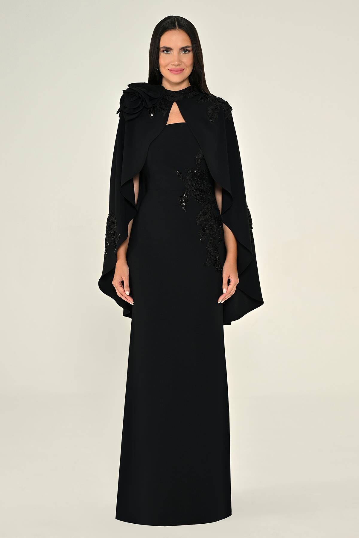 Pelerinli İçi Straplez Çiçek Aksesuarlı Krep Uzun Elbise