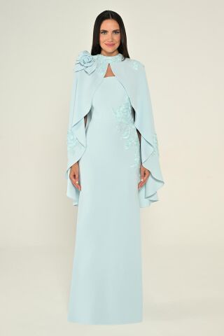 Pelerinli İçi Straplez Çiçek Aksesuarlı Krep Uzun Elbise