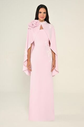 Pelerinli İçi Straplez Çiçek Aksesuarlı Krep Uzun Elbise