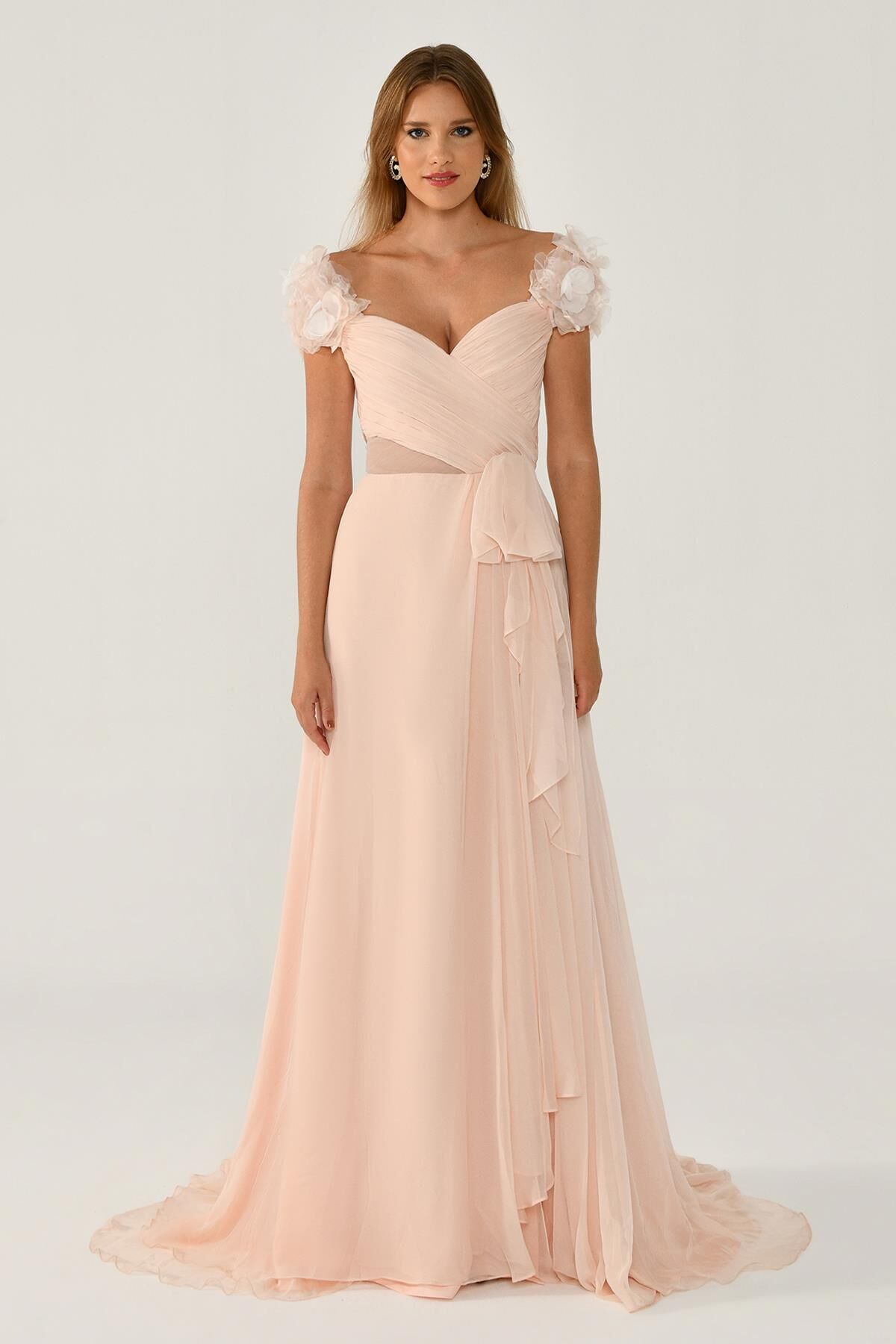 Kalp Göğüs Çiçek Aksesuarlı Yırtmaçlı Şifon Uzun Elbise Pudra - 42