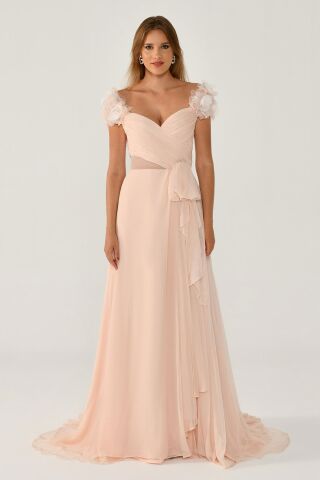 Kalp Göğüs Çiçek Aksesuarlı Yırtmaçlı Şifon Uzun Elbise Pudra - 42