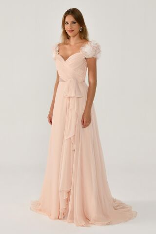 Kalp Göğüs Çiçek Aksesuarlı Yırtmaçlı Şifon Uzun Elbise Pudra - 42