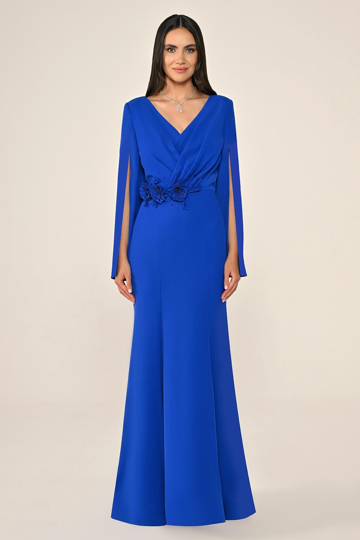 V Yaka Beli Çiçek Aksesuarlı Krep Uzun Elbise SAKS - 48