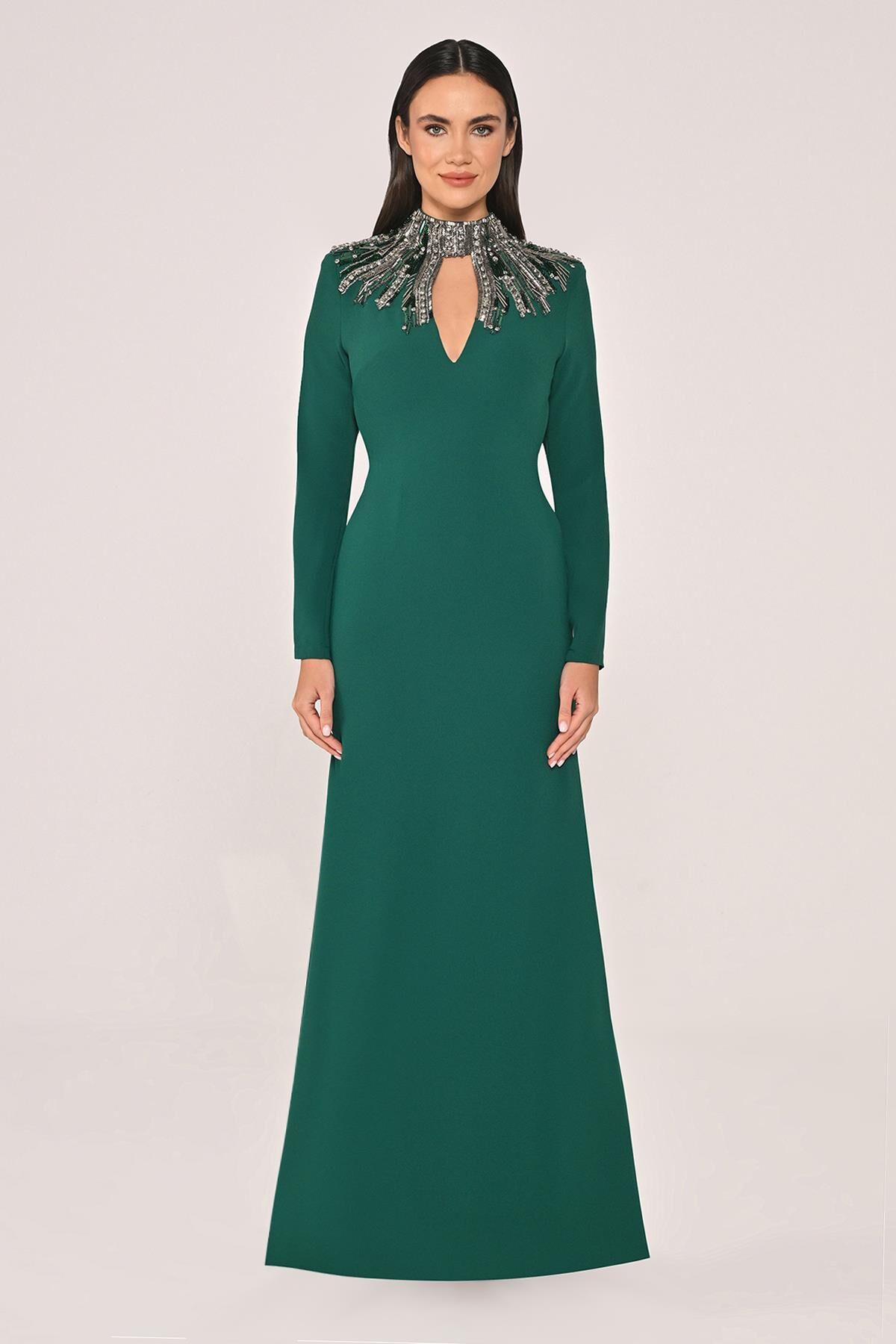 Uzun Kollu Üst Aksesarlı Sırt Dekolteli Krep Uzun Elbise ZÜMRÜT - 44