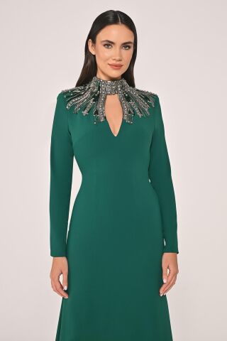 Uzun Kollu Üst Aksesarlı Sırt Dekolteli Krep Uzun Elbise ZÜMRÜT - 44