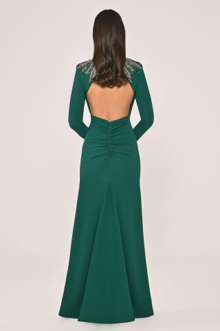 Uzun Kollu Üst Aksesarlı Sırt Dekolteli Krep Uzun Elbise ZÜMRÜT - 44
