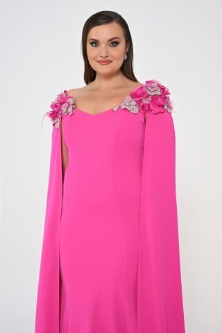 Omuzları Çiçek Aksesuarlı Pelerinli Uzun Elbise