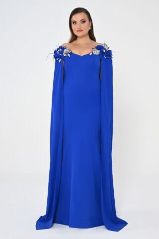 Omuzları Çiçek Aksesuarlı Pelerinli Uzun Elbise