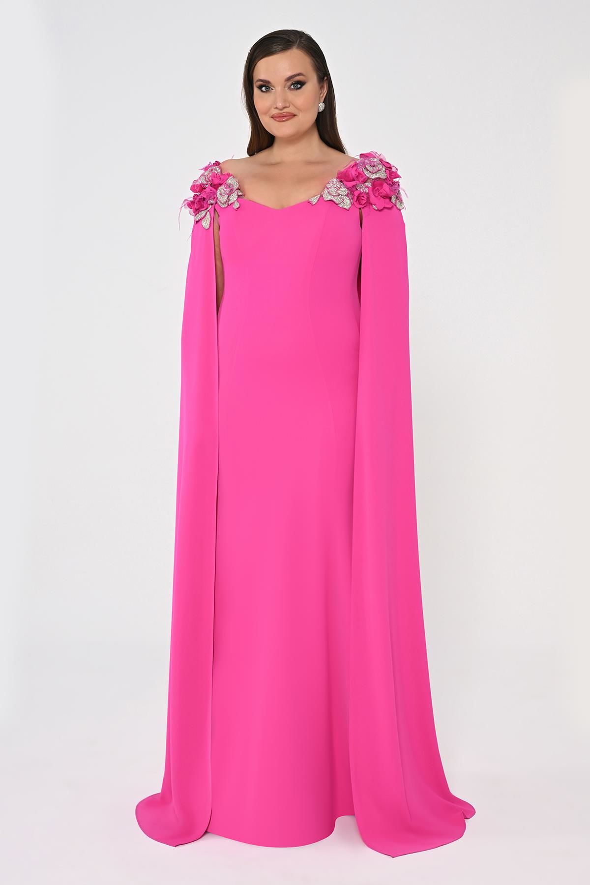 Omuzları Çiçek Aksesuarlı Pelerinli Uzun Elbise