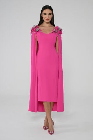 Omuzları Çiçek Aksesuarlı Pelerinli Midi Elbise