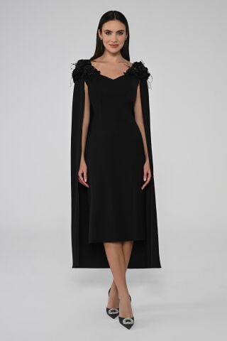 Omuzları Çiçek Aksesuarlı Pelerinli Midi Elbise