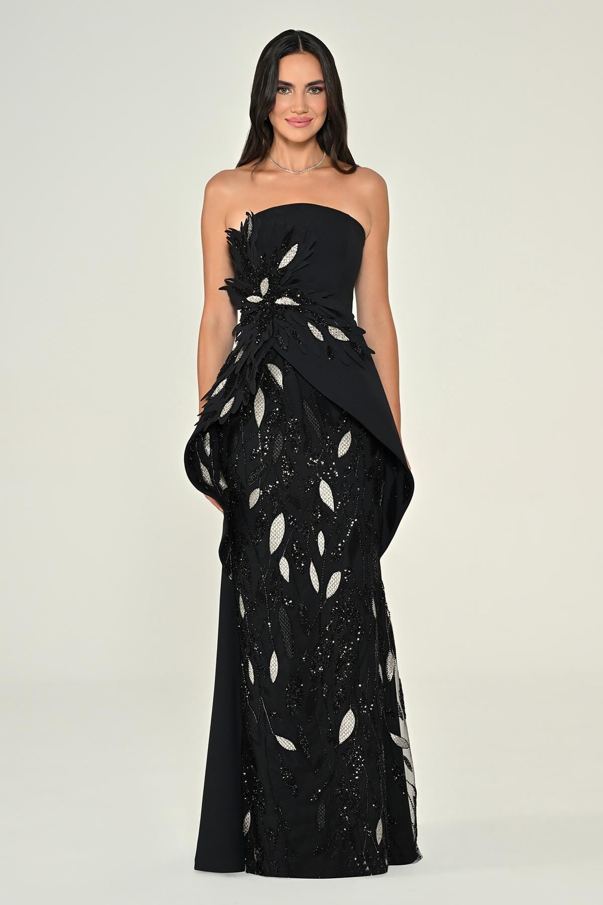 Straplez Çiçek Aksesuralı Payetli Asimetrik Kesim Krep Uzun Elbise