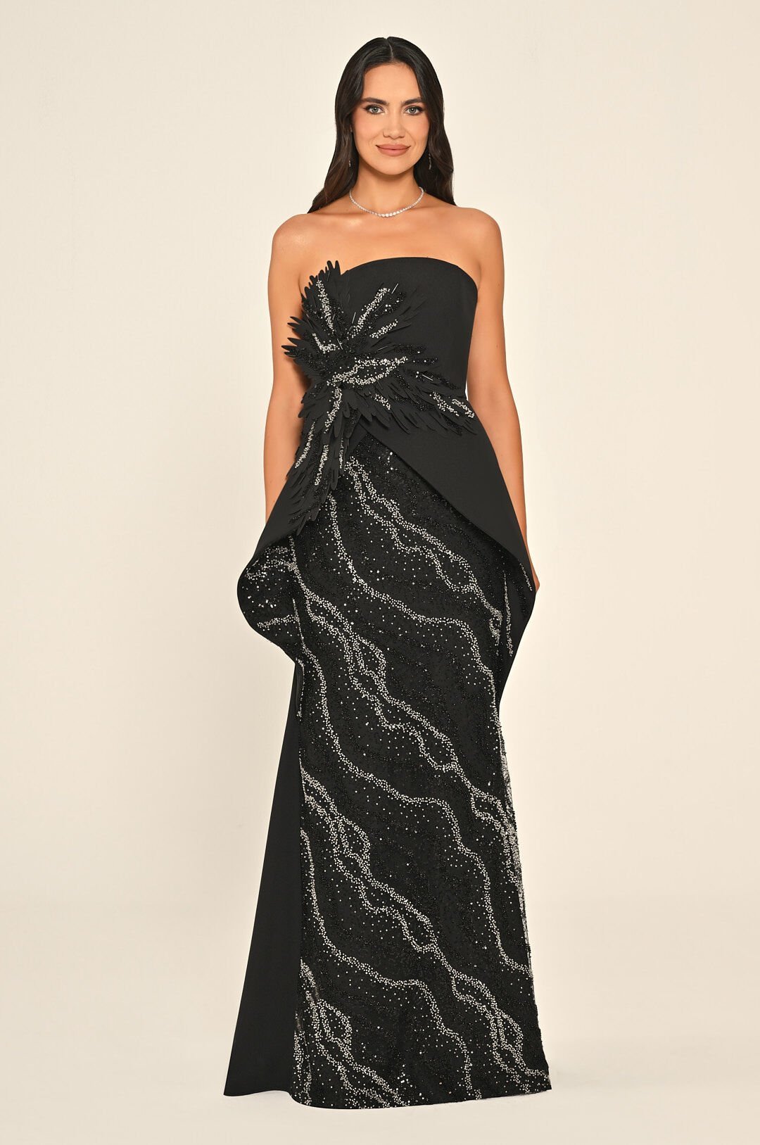 Straplez Çiçek Aksesuarlı Payetli Asimetrik Kesim Krep Uzun Elbise