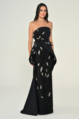 Straplez Çiçek Aksesuralı Payetli Asimetrik Kesim Krep Uzun Elbise