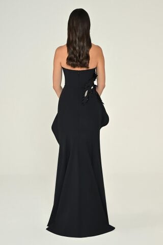 Straplez Çiçek Aksesuralı Payetli Asimetrik Kesim Krep Uzun Elbise