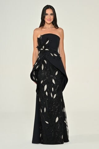 Straplez Çiçek Aksesuarlı Payetli Asimetrik Kesim Krep Uzun Elbise