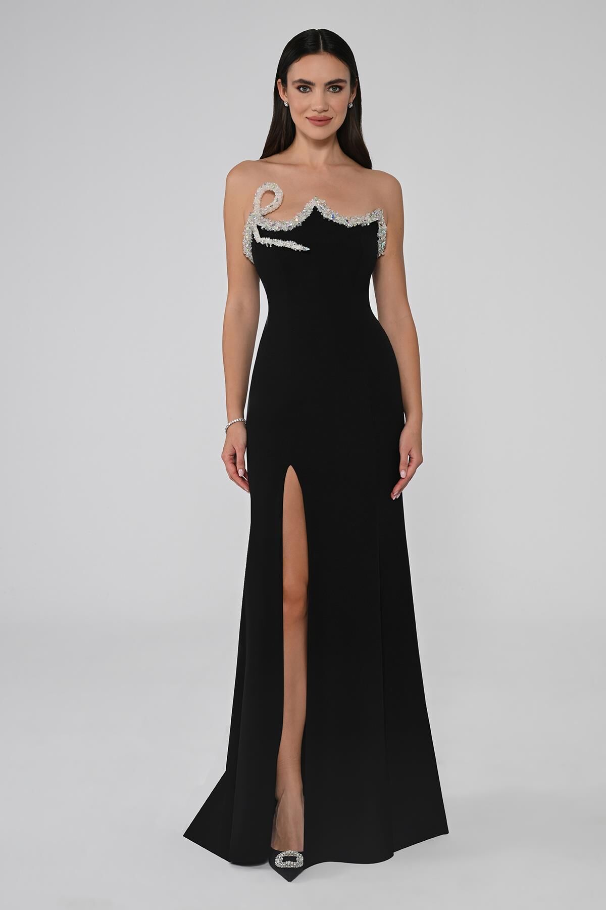 Straplez Yakası Taşlı Asimetrik Kesim Önden Yırtmaçlı Uzun Elbise Siyah - 42