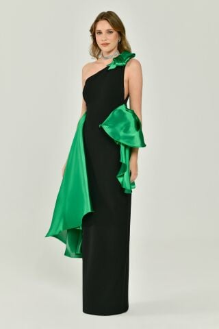 Tek Omuz Volanlı Parlak Kumaş Aksesuarlı Uzun Elbise SİYAH / YEŞİL - 44
