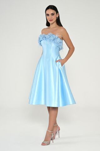 Straplez Üst Çiçek Tüy Aksesuarlı Saten Midi Elbise AÇIK MAVİ - 36