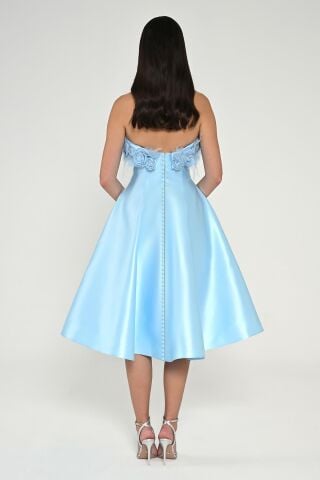 Straplez Üst Çiçek Tüy Aksesuarlı Saten Midi Elbise AÇIK MAVİ - 36