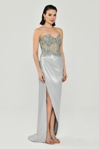 Straplez Üst Taşlı Yandan Yırmaçlı Saten Uzun Elbise Gri - 42