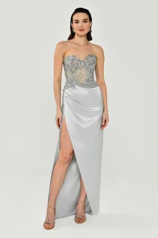 Straplez Üst Taşlı Yandan Yırmaçlı Saten Uzun Elbise Gri - 42