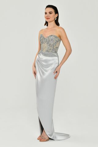 Straplez Üst Taşlı Yandan Yırmaçlı Saten Uzun Elbise Gri - 42