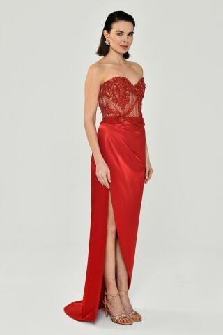 Straplez Üst Taşlı Yandan Yırmaçlı Saten Uzun Elbise Kırmızı - 40