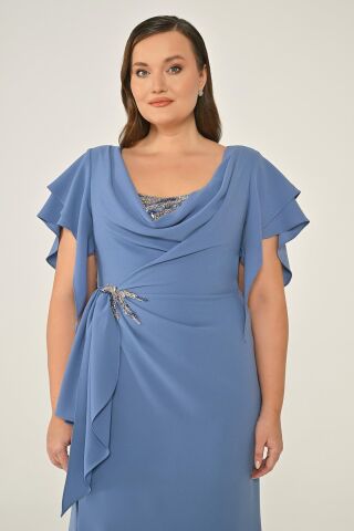 Degaje Yaka Beli Aksesuarlı ve Büzgülü Krep Uzun Elbise İNDİGO - 44