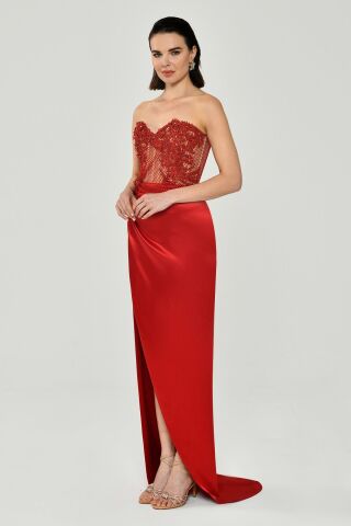 Straplez Üst Taşlı Yandan Yırmaçlı Saten Uzun Elbise Kırmızı - 42