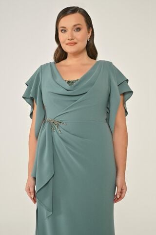 Degaje Yaka Beli Aksesuarlı ve Büzgülü Krep Uzun Elbise FİRUZE - 46