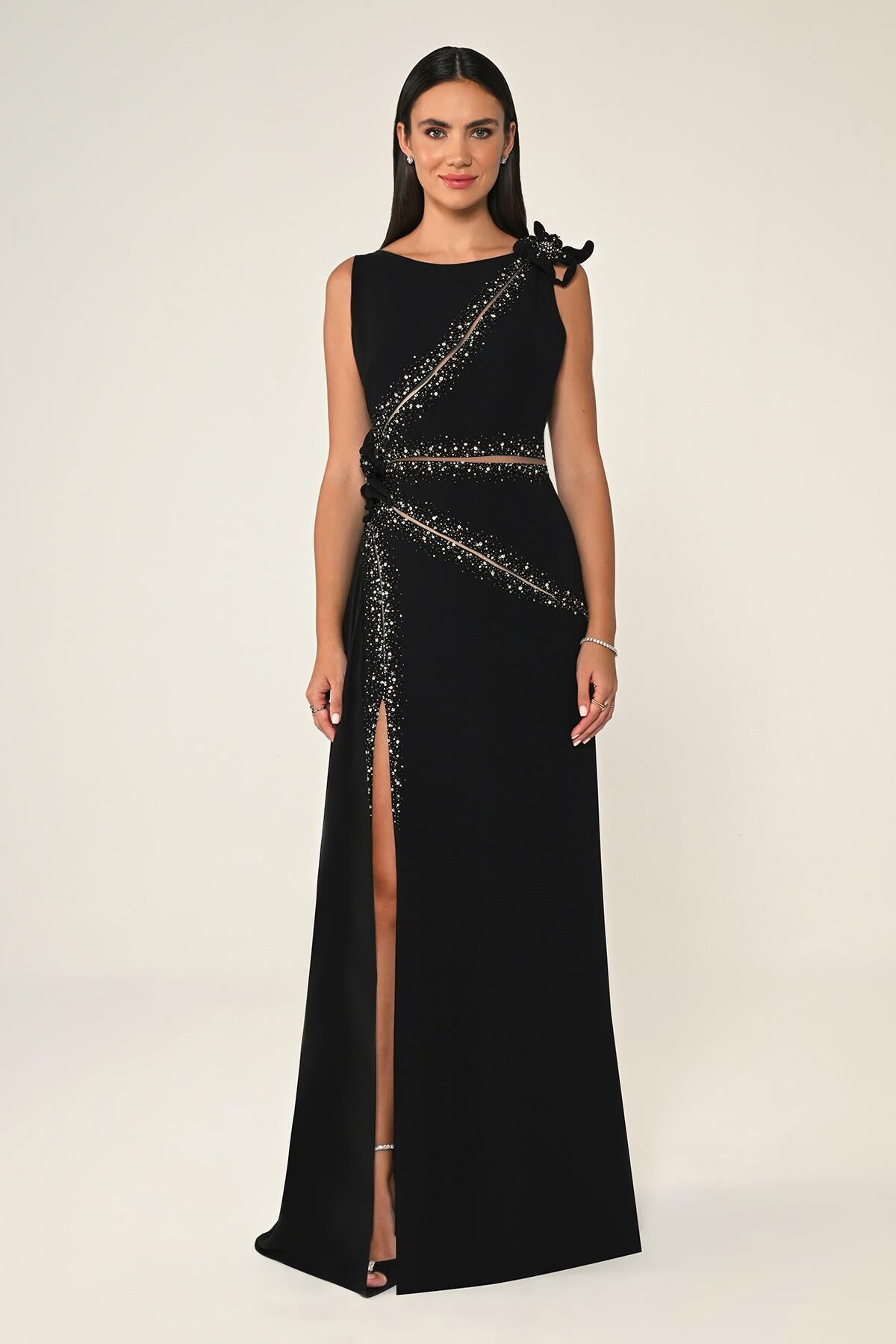 Çiçek ve Taş Aksesuarlı Yırtmaçlı Şallı Uzun Elbise Siyah - 48