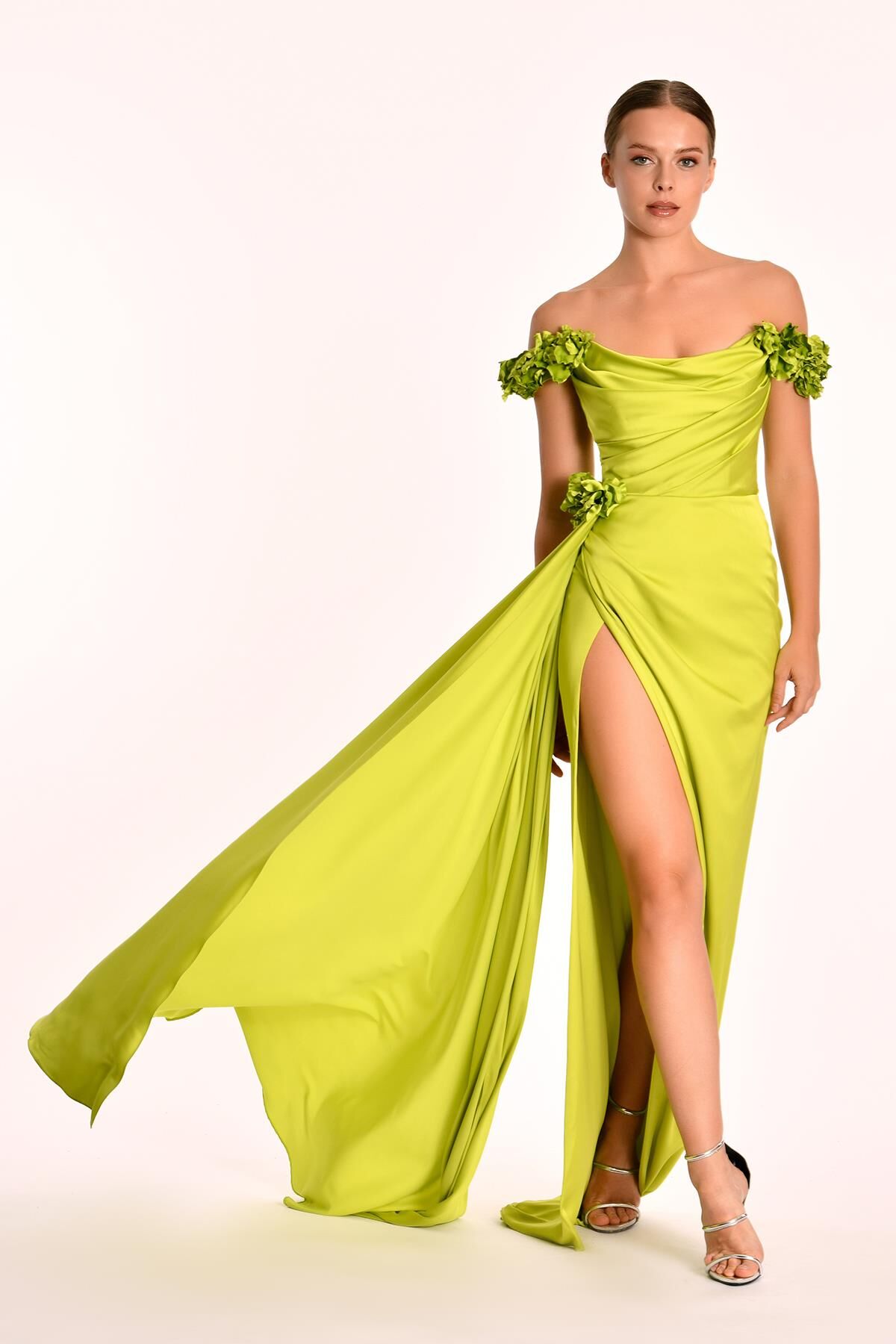 Düşük Omuz Önden Yırtmaçlı Kuyruklu Saten Uzun Elbise ELMA YEŞİLİ - 42