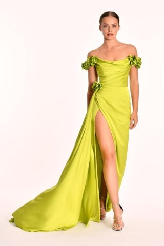 Düşük Omuz Önden Yırtmaçlı Kuyruklu Saten Uzun Elbise ELMA YEŞİLİ - 42