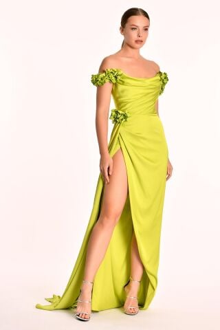 Düşük Omuz Önden Yırtmaçlı Kuyruklu Saten Uzun Elbise ELMA YEŞİLİ - 42