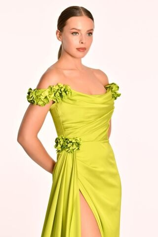 Düşük Omuz Önden Yırtmaçlı Kuyruklu Saten Uzun Elbise ELMA YEŞİLİ - 42