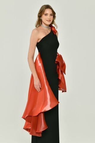 Tek Omuz Volanlı Parlak Kumaş Aksesuarlı Uzun Elbise SİYAH / TARÇIN - 44