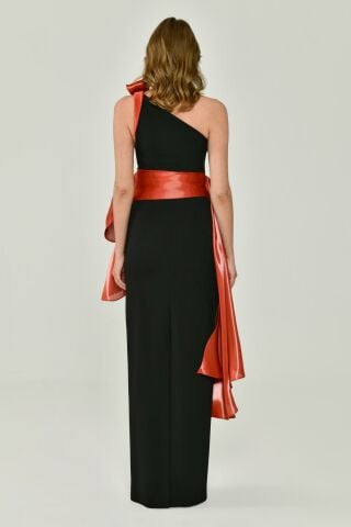 Tek Omuz Volanlı Parlak Kumaş Aksesuarlı Uzun Elbise SİYAH / TARÇIN - 40