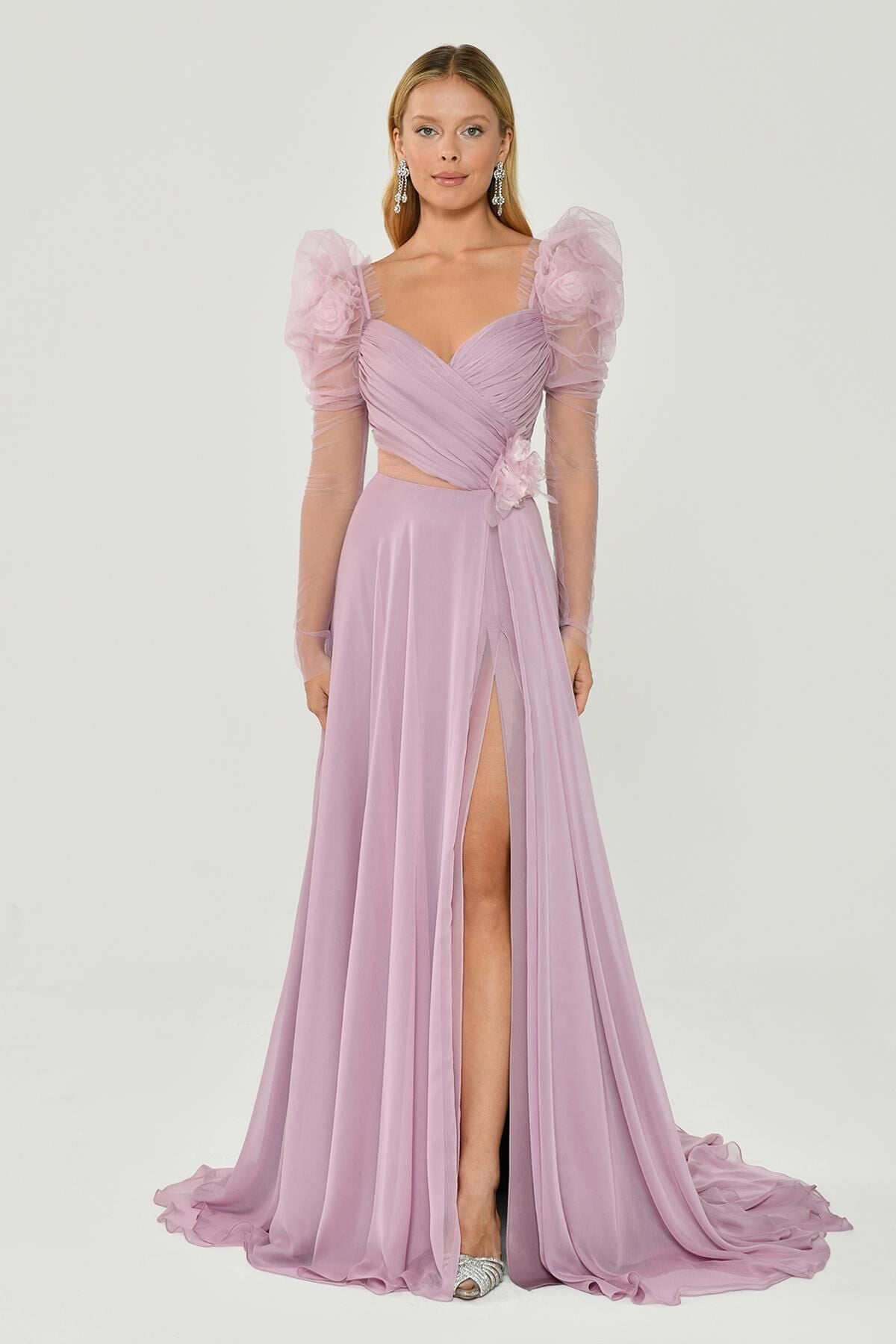 Langes Chiffonkleid mit transparenten Ärmeln und Herz-Brust-Blumen-Accessoire