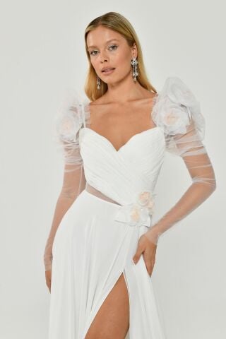 Uzun Transparan Kollu Kalp Göğüs Çiçek Aksesuarlı Yırtmaçlı Şifon Uzun Elbise Beyaz - 40