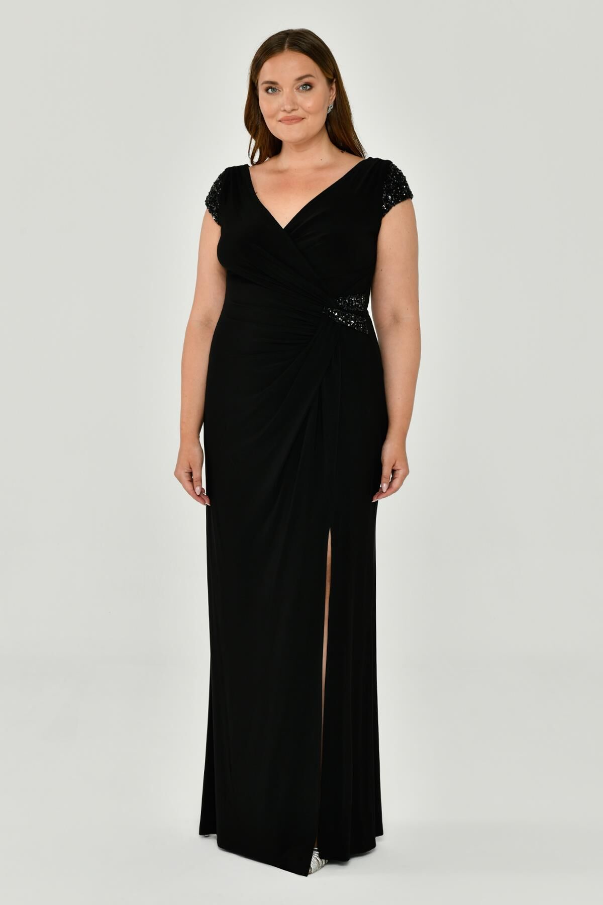 V Yaka Kısa Kollu Beli Aksesuarlı Yırtmaçlı Uzun Elbise Siyah - 46