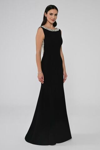 Langes Kleid aus Krepp mit Perlenbesatz am Hals und Rücken