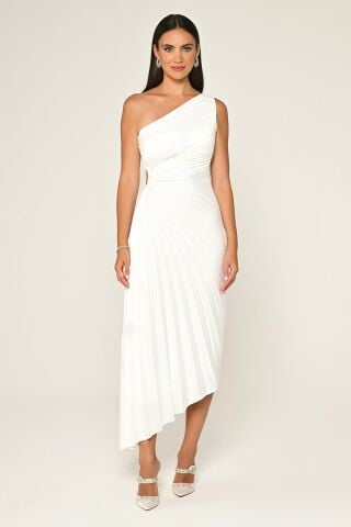 Asymmetrisch geschnittenes Midikleid aus plissiertem Satin mit One-Shoulder-Träger und Fensterdetail an der Taille