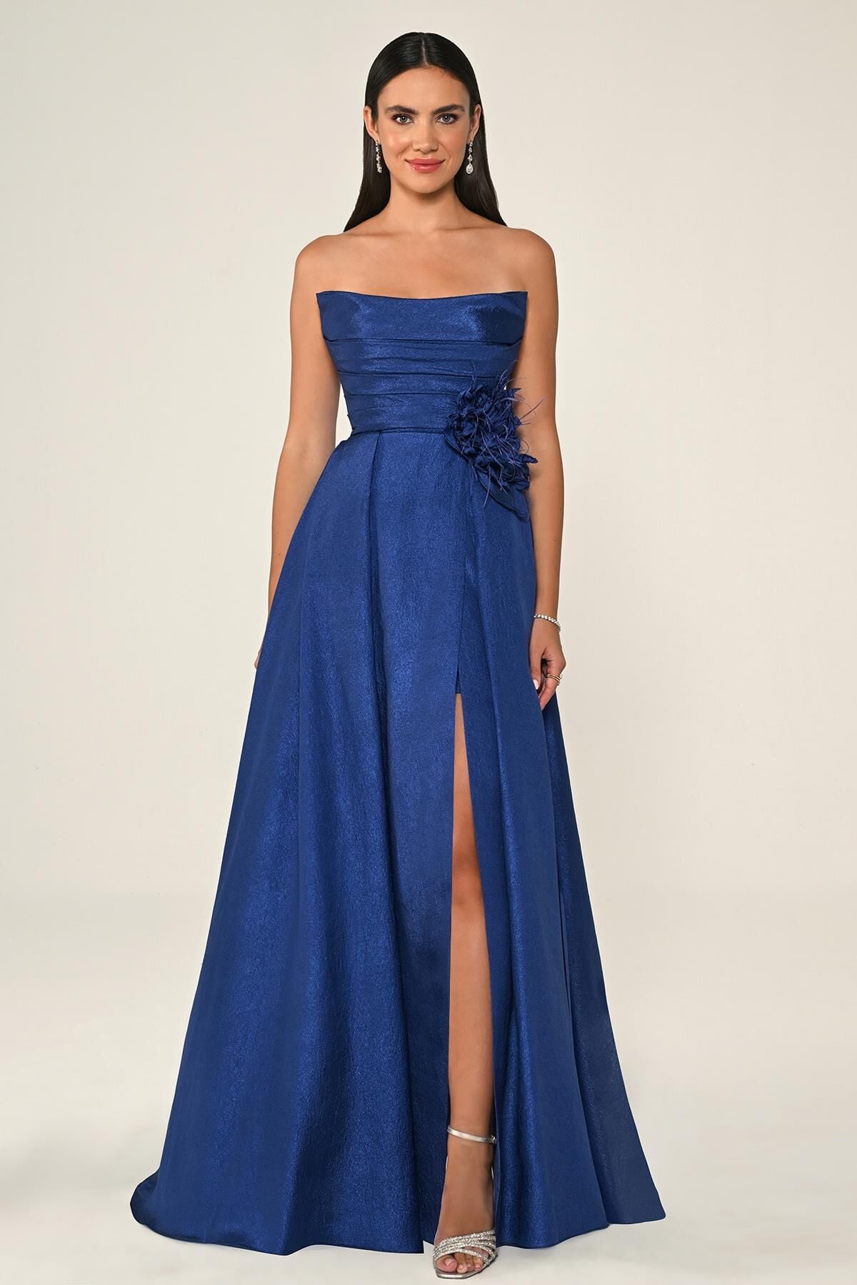 Straplez Bel Çiçek Aksesuarlı Organze Uzun Elbise