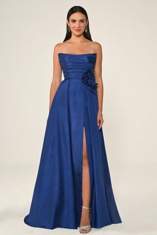 Straplez Bel Çiçek Aksesuarlı Organze Uzun Elbise