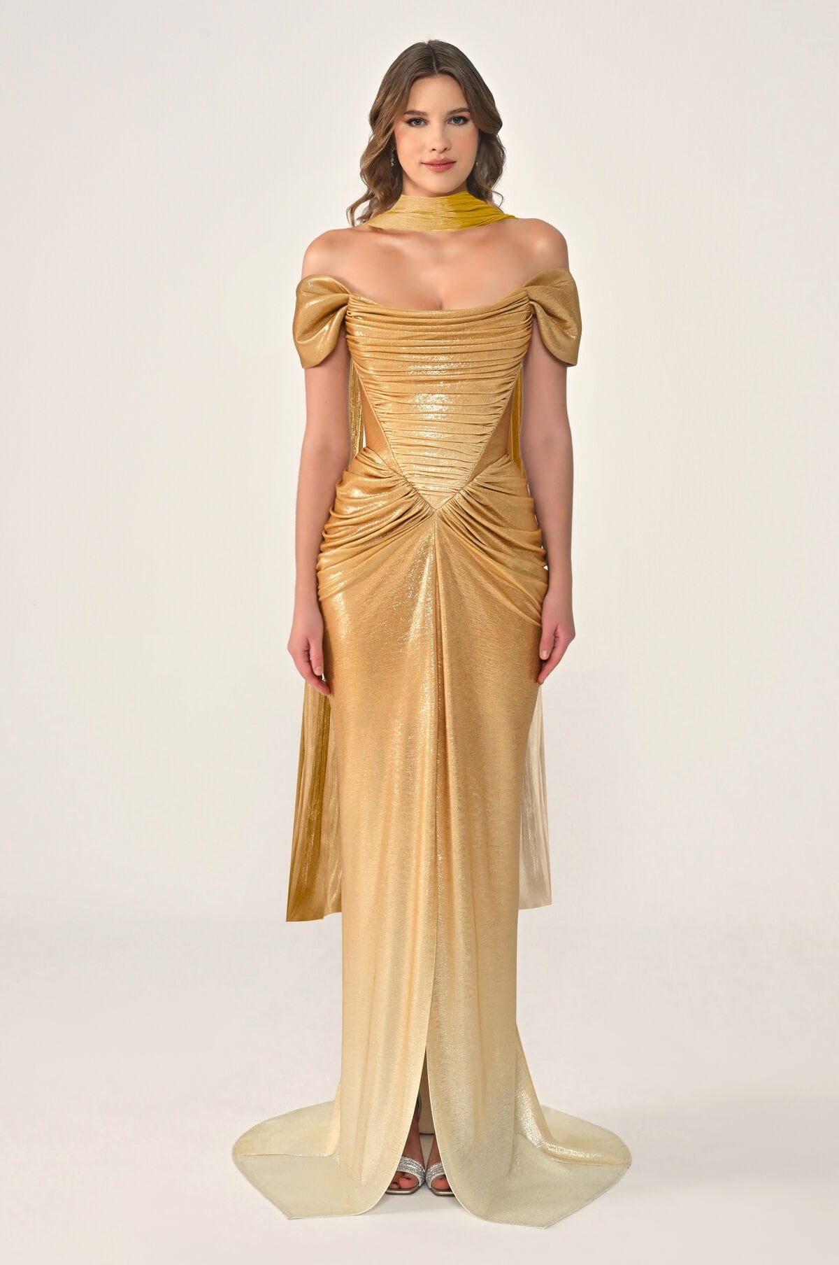 Düşük Kol Drapeli Önden Yırtmaçlı Parlak Kumaş Uzun Elbise