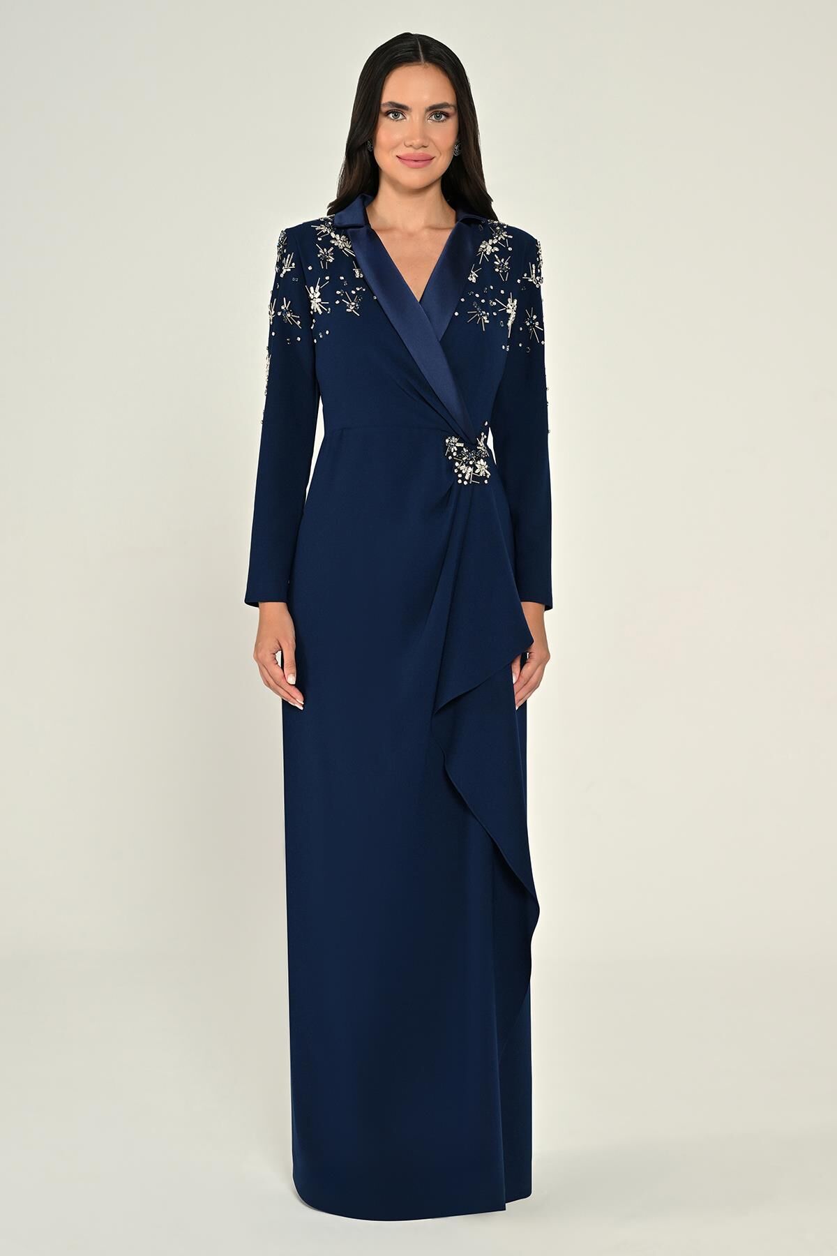 Uzun Kollu Kruvaze Omzu ve Beli Aksesuarlı Uzun Krep Elbise