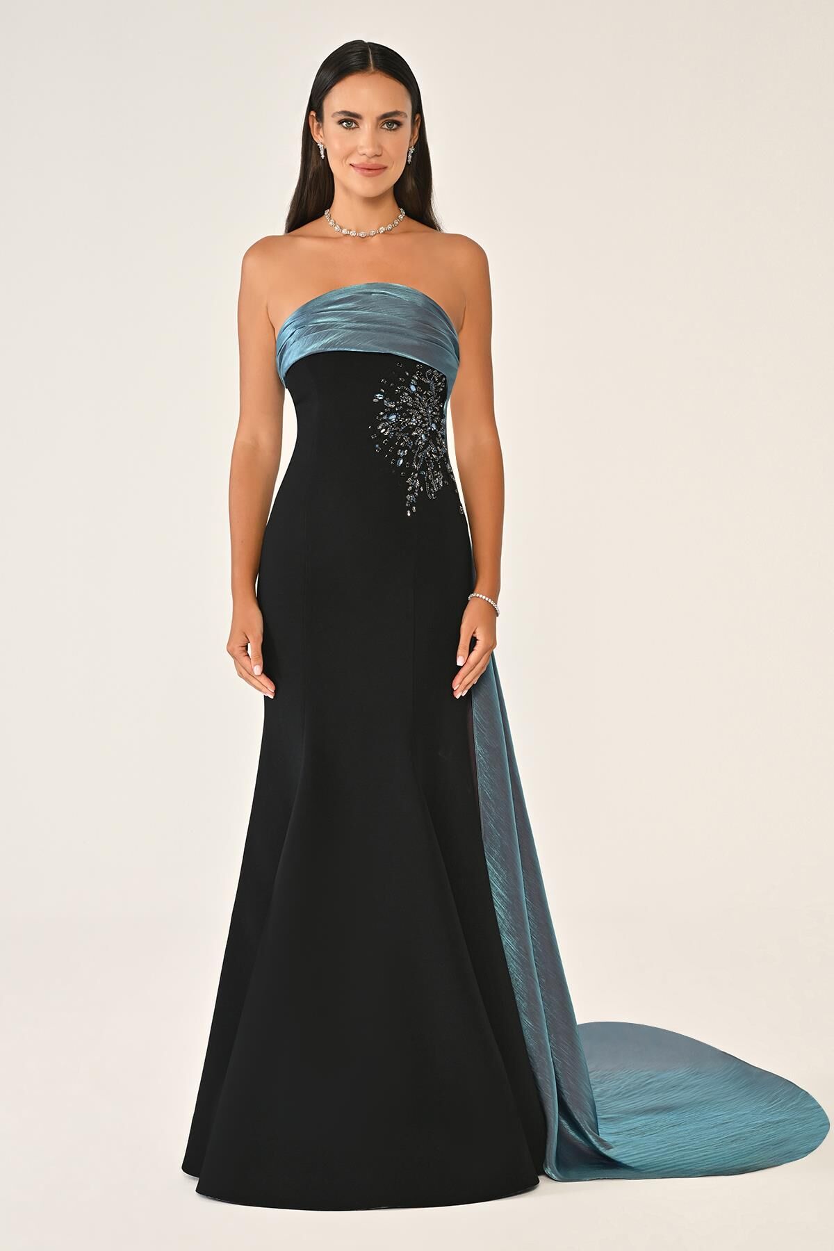 Trägerloses, besticktes langes Crêpe-Kleid mit Schwanz SCHWARZ / İNDİGO - 40