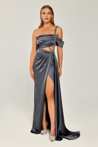 Tek Omuz Taşlı Zincir Askılı Yırtmaçlı Saten Uzun Elbise